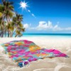 toalha praia - silhuetas flores ciano
