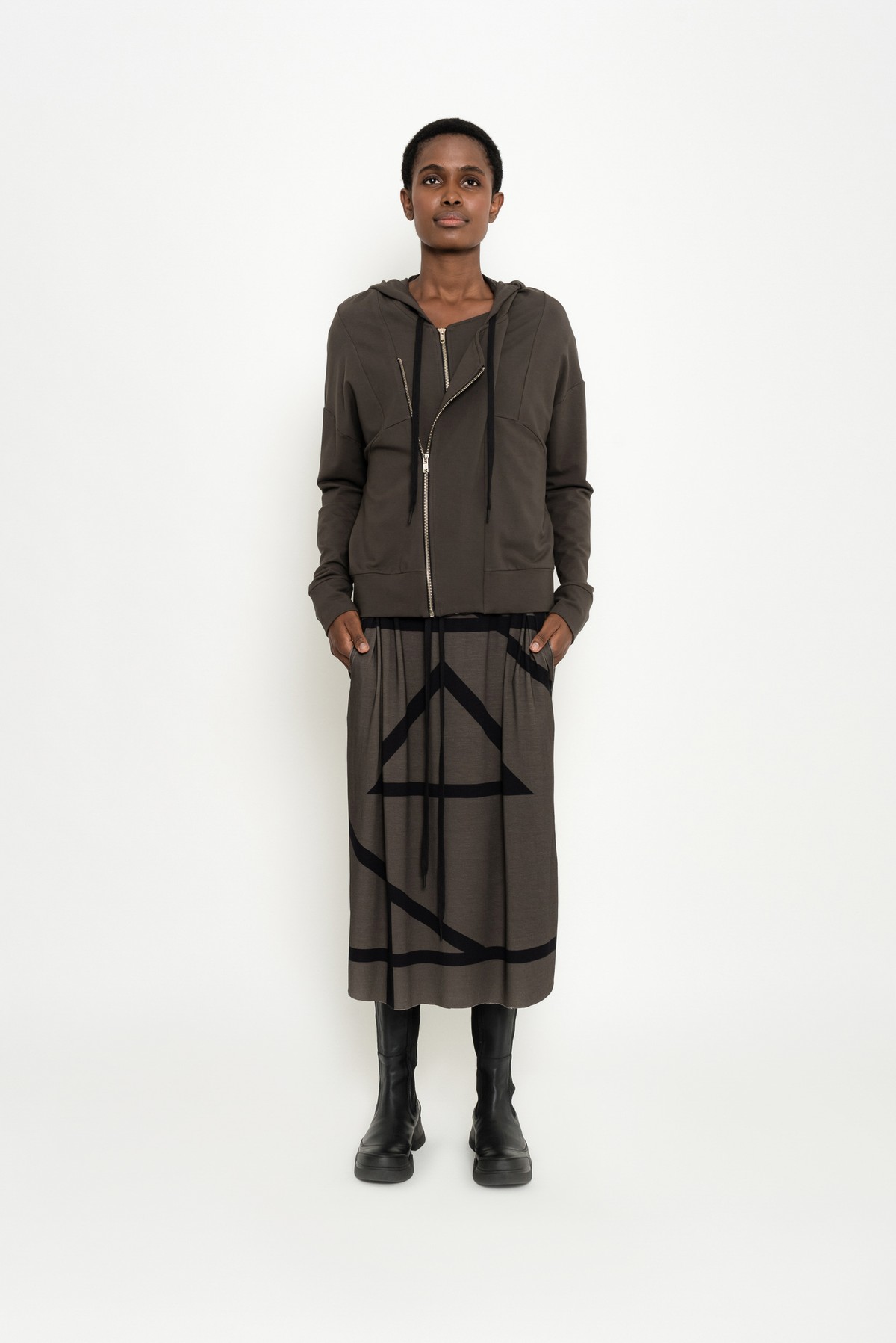 blusão assimétrico com capuz | asymmetric hoodie with cutouts