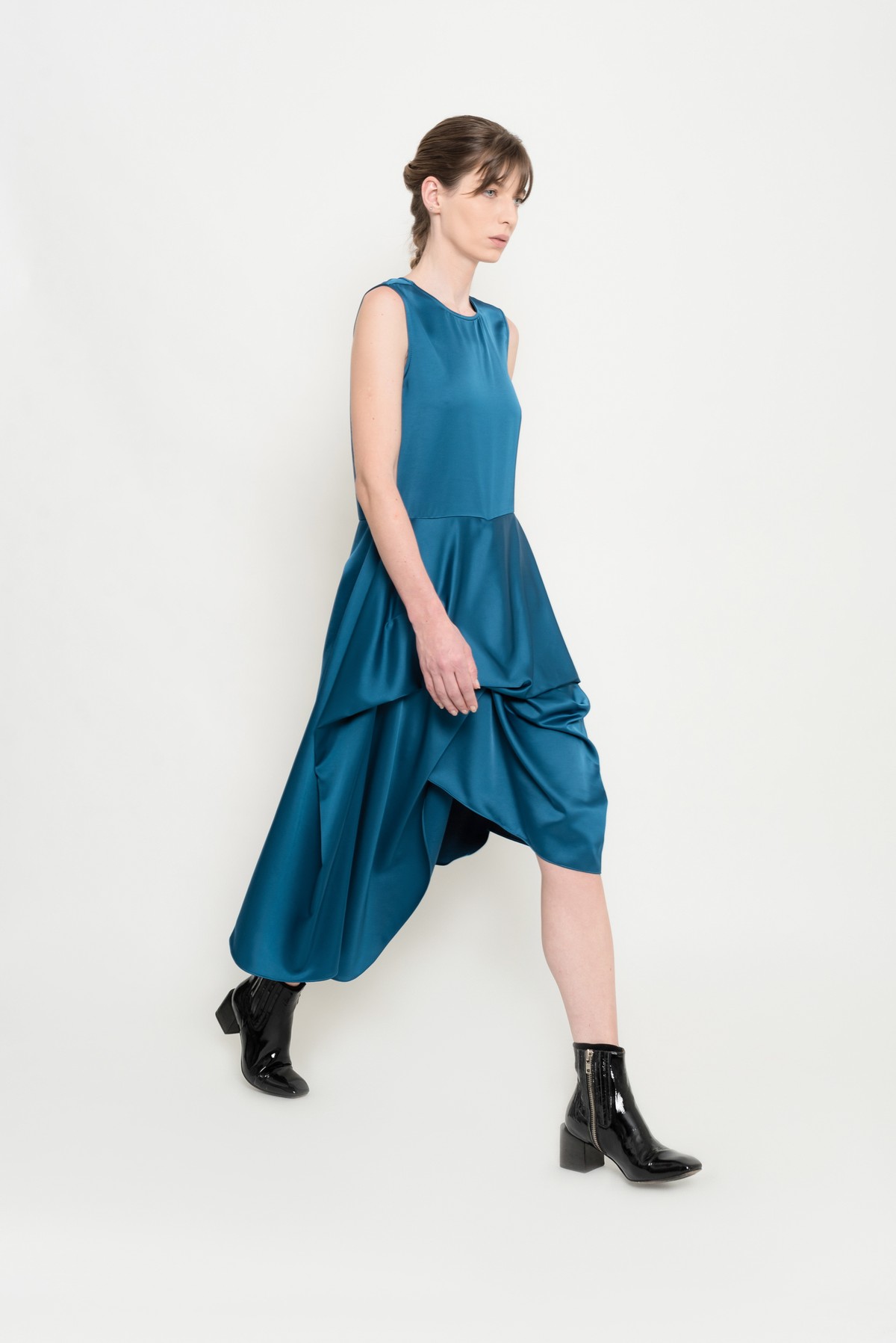 vestido assimétrico de cetim sem mangas | asymmetrical sleeveless satin dress