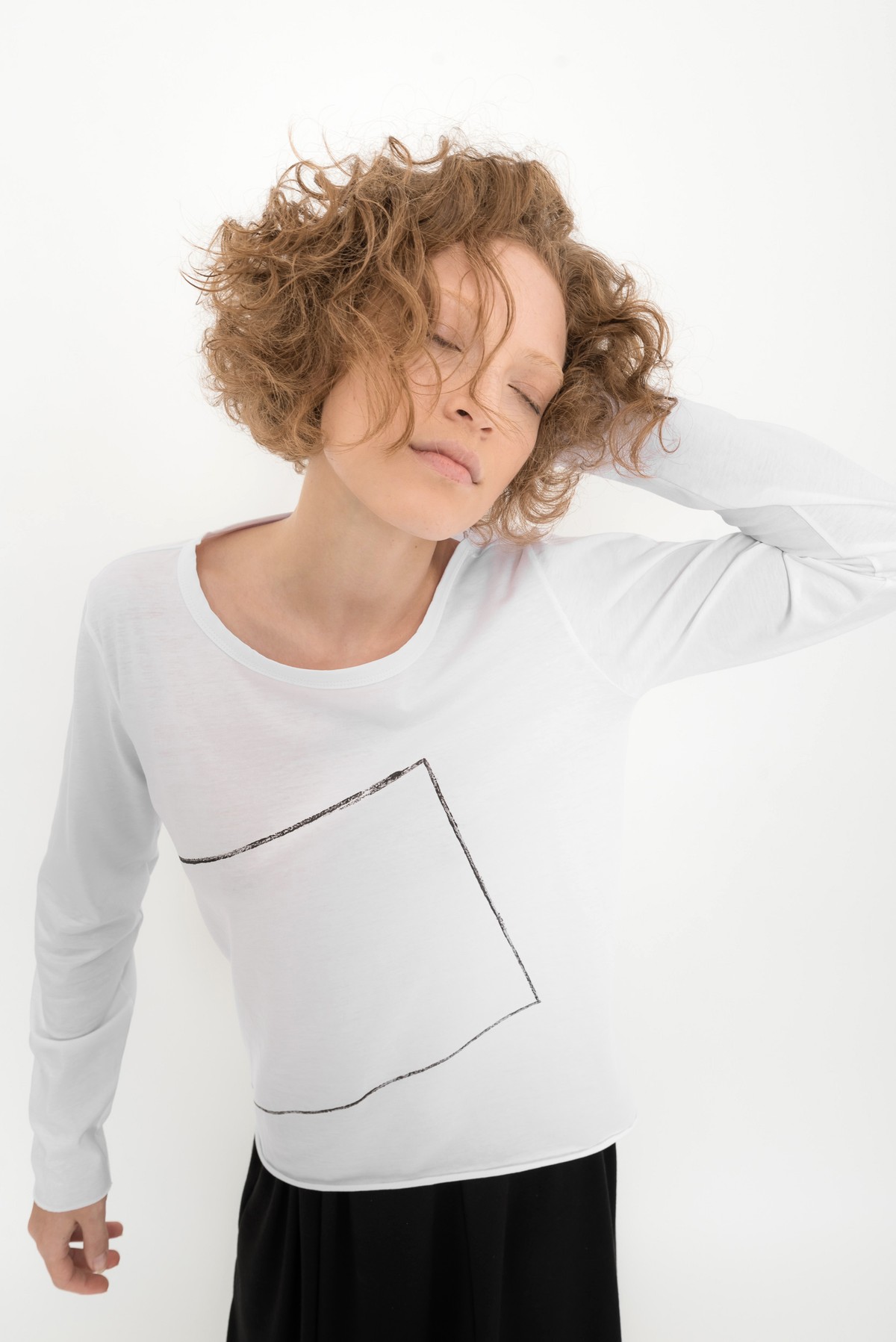 camiseta manga cumprida em algodão pima e desenho geométrico