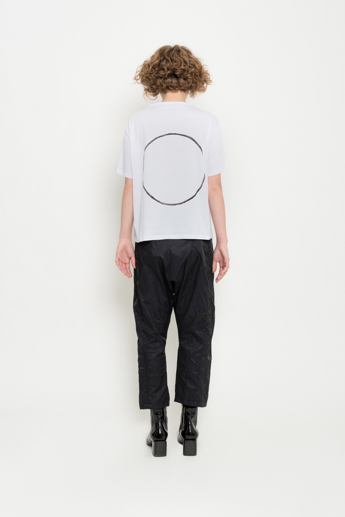 camiseta em algodão pima e desenho geométrico