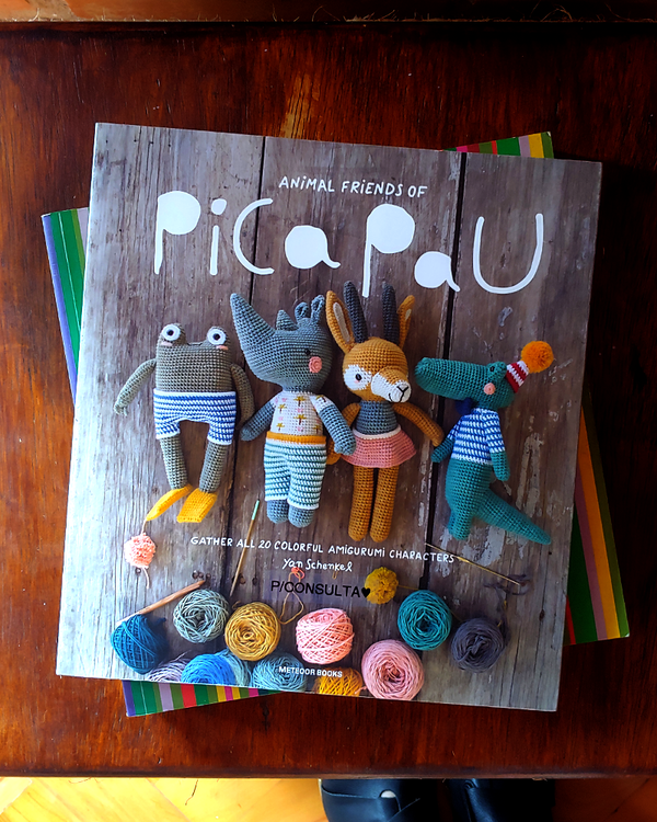Foto do produto Animal Friends of Pica Pau: Gather All 20 Colorful Amigurumi Animal Characters de Yan Schenkel  | Importado