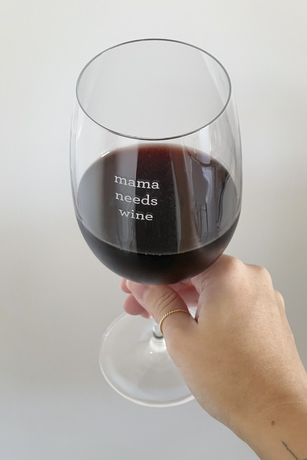 Taça de Vinho Mama Needs Wine