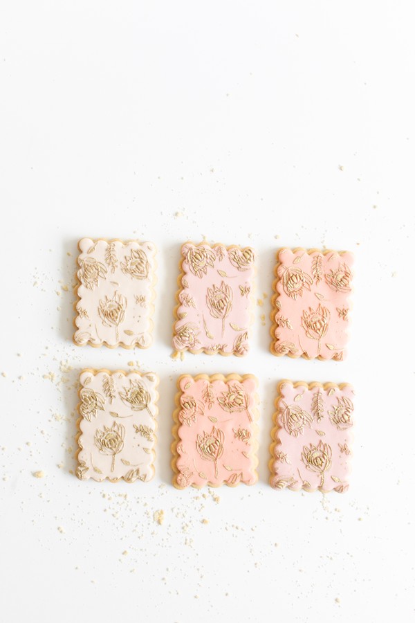 Foto do produto biscoitos - flores (glacê dourado)