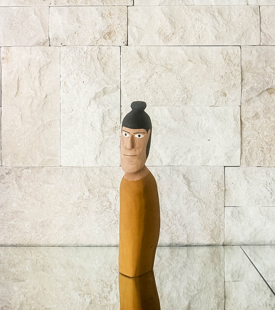 Escultura Mulher de Madeira Ocre 36cm